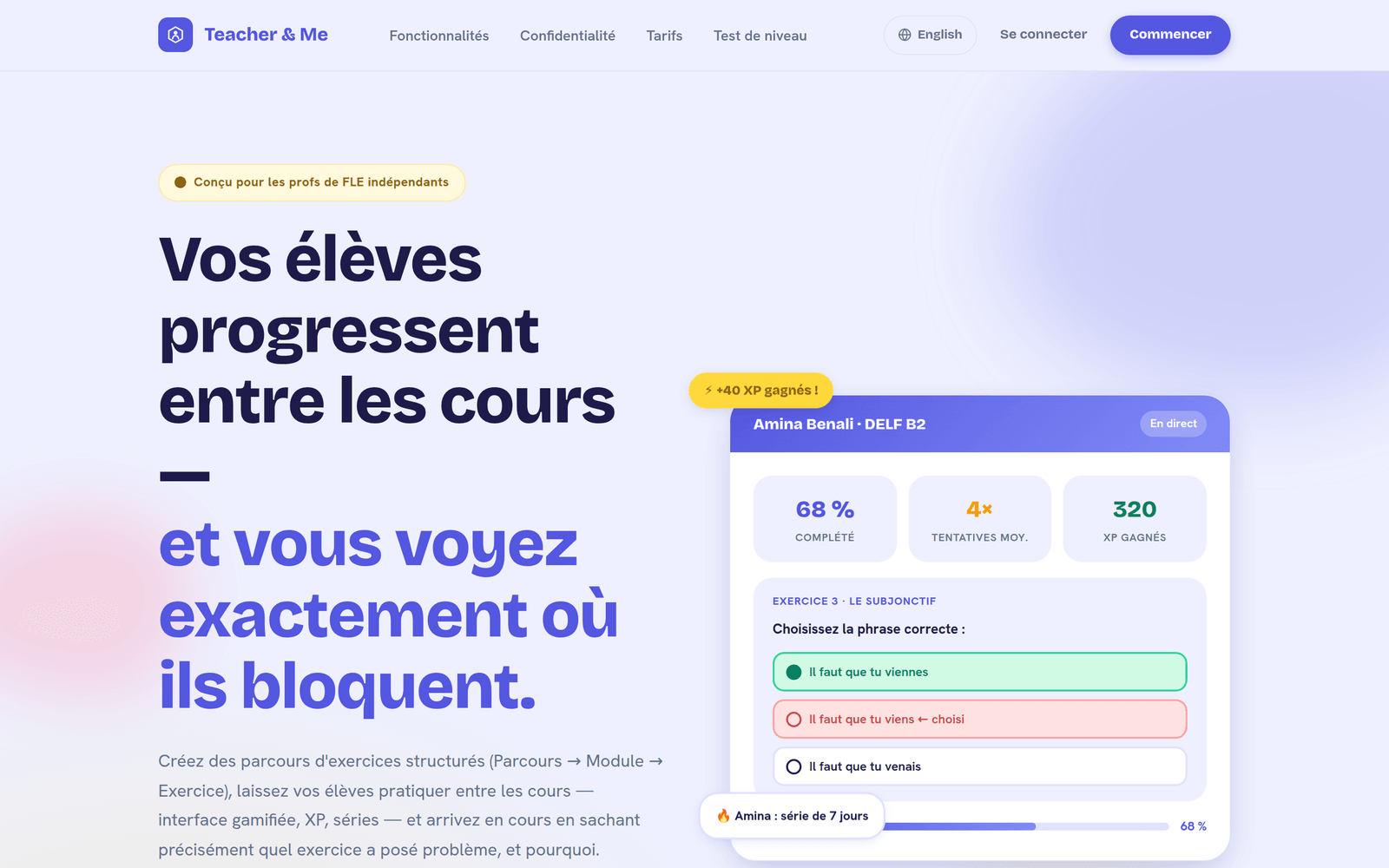 Page d'accueil française de Teacher and Me : « Vos élèves progressent entre les cours — et vous voyez exactement où ils bloquent », à côté d'une carte élève montrant complétion, tentatives et XP sur un exercice de subjonctif DELF B2
